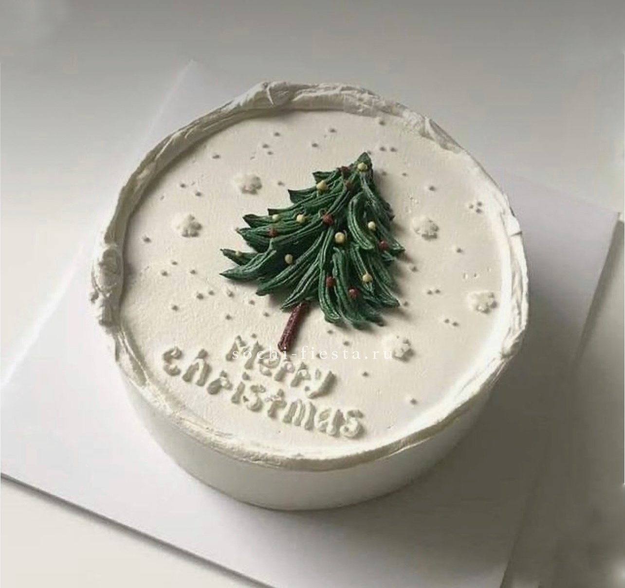 новогодний букет из красных роз с можжевельником для города регионального уровня