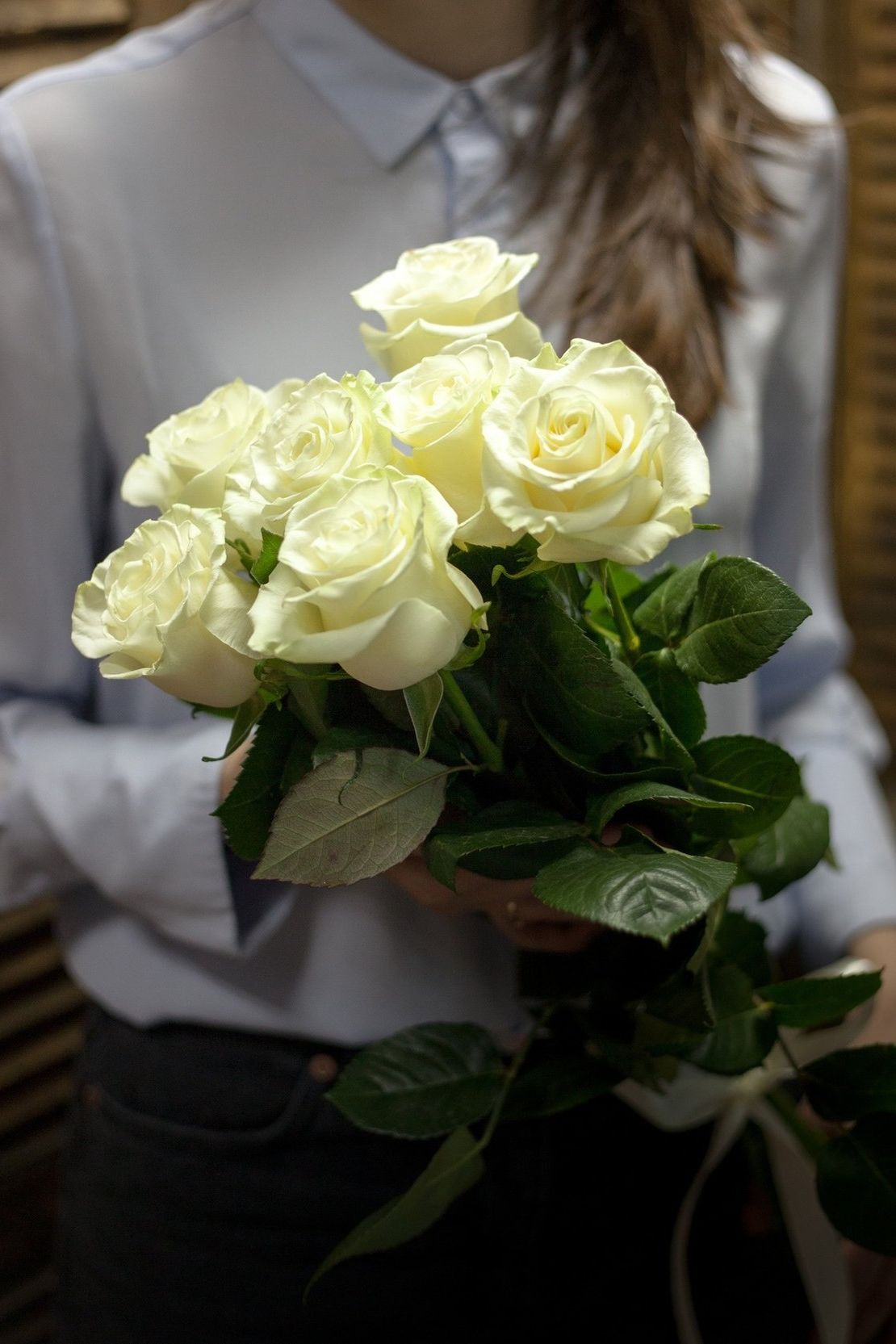свадебный букет невесты из белых роз и зелени для торжества в региональном городе
