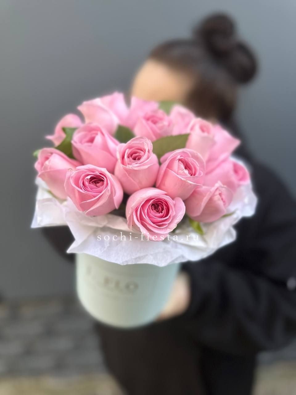 шляпная коробка с розами и хризантемами для студии флористики в Владикавказе