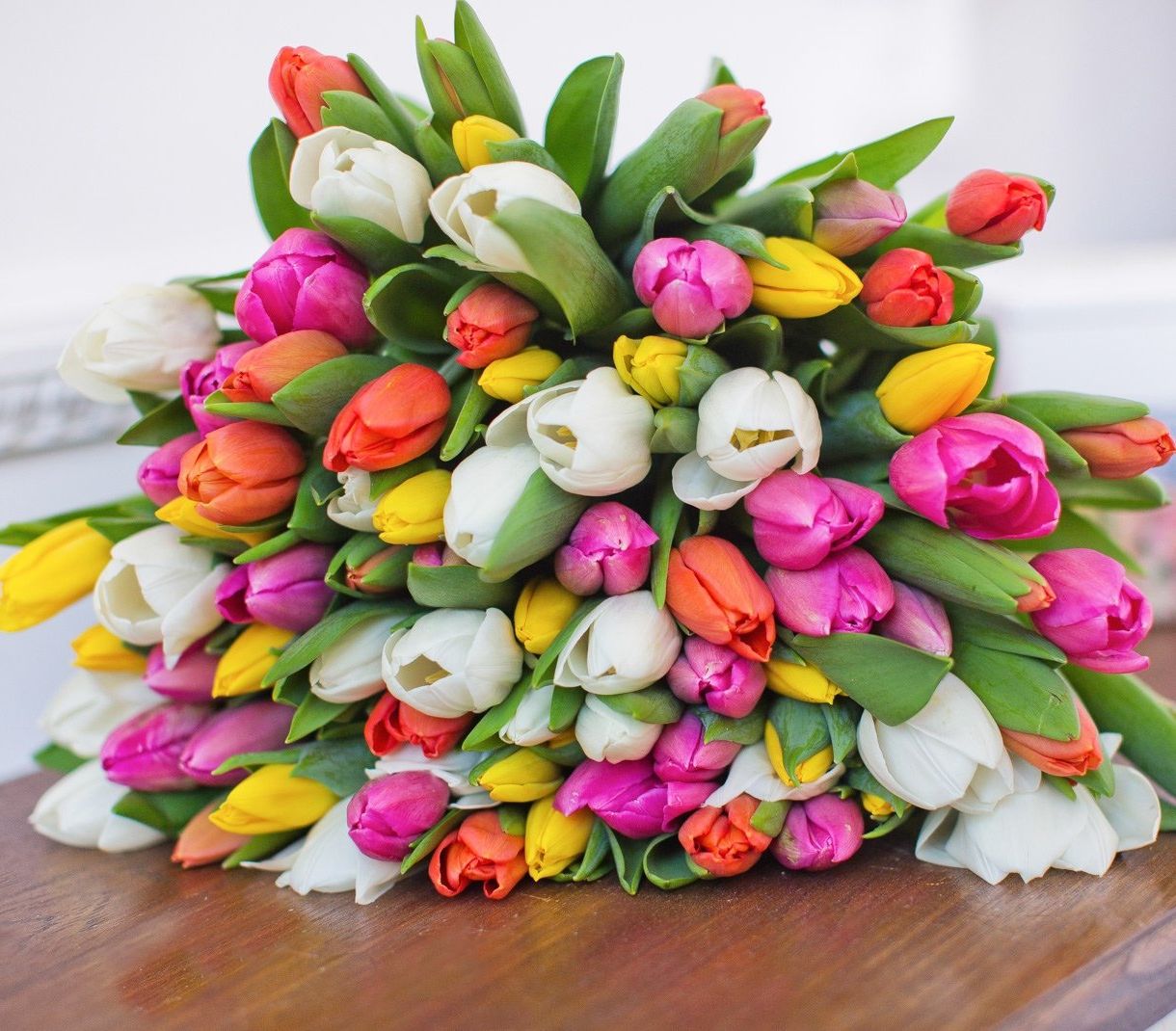 корпоративная композиция с розами и хризантемами для офиса в Владикавказе