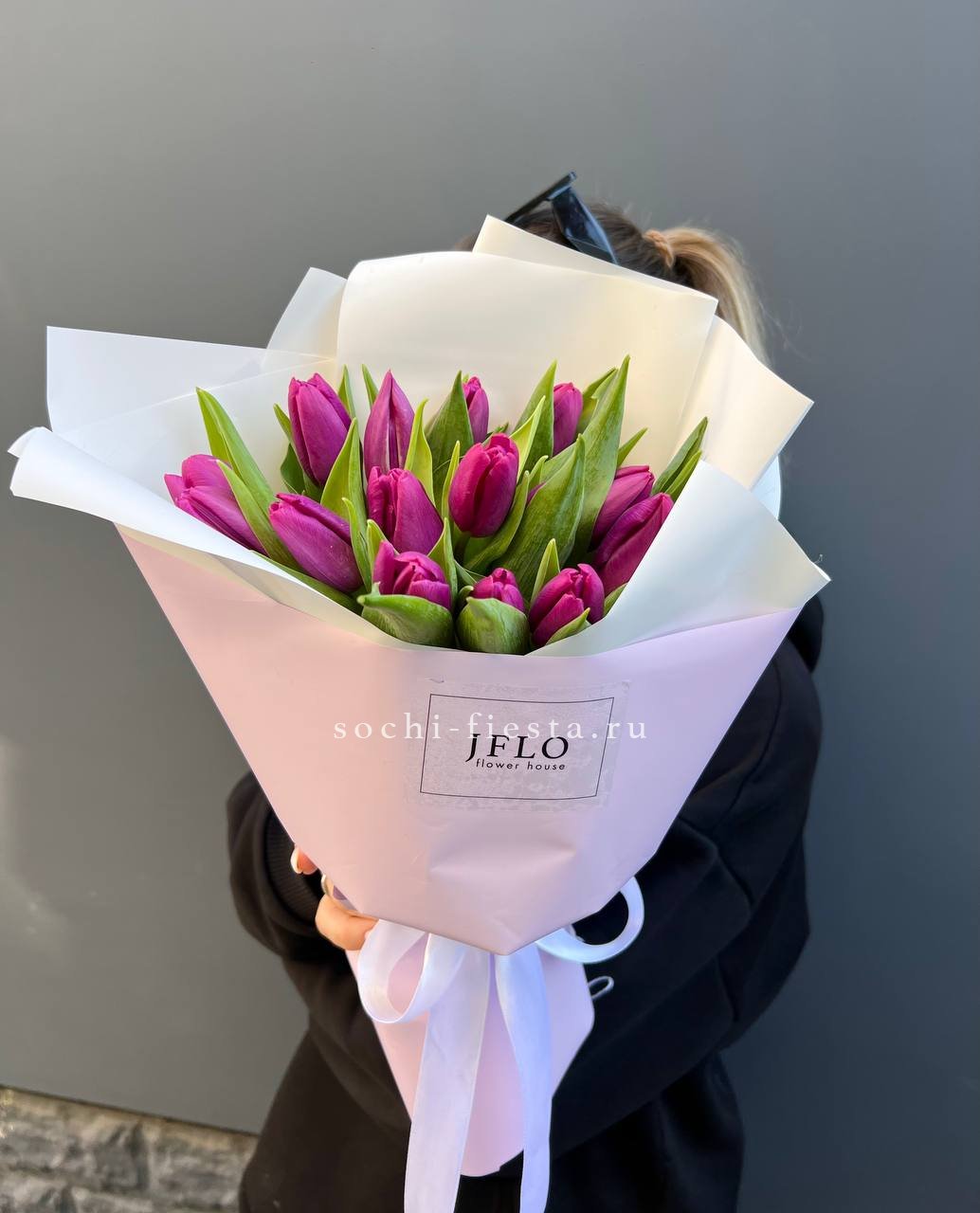 видовой каталог с розами и пионами в студии флористики в Владикавказе