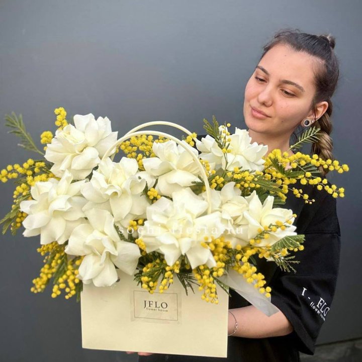 Французские Розы и мимоза  в сумочке  в Владикавказе