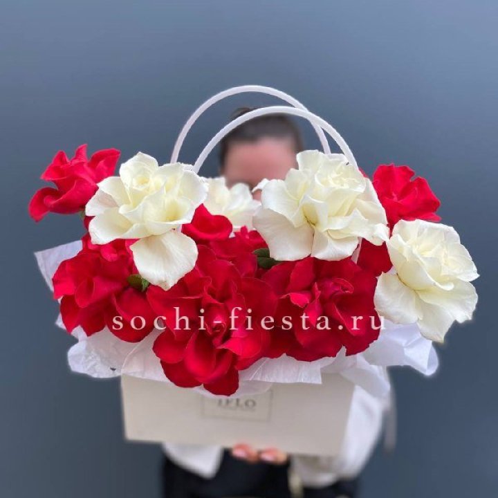 Сумочка  красных и белых роз в Владикавказе