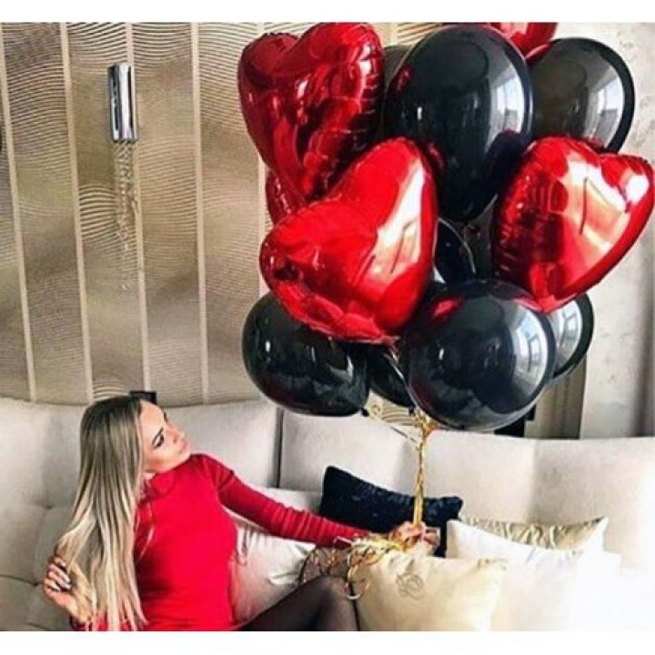 Фонтан из красных сердец с чёрными шарами  в Владикавказе