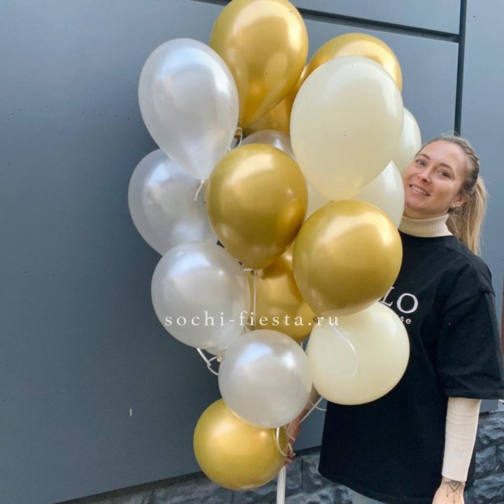 Облако шаров из белого и золотого оттенков в Владикавказе