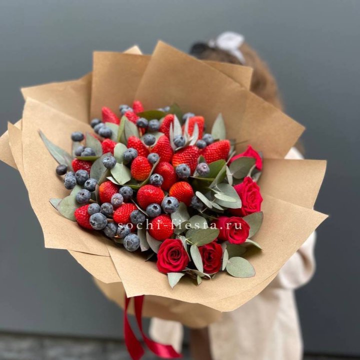 Клубника и голубика с цветами в Владикавказе