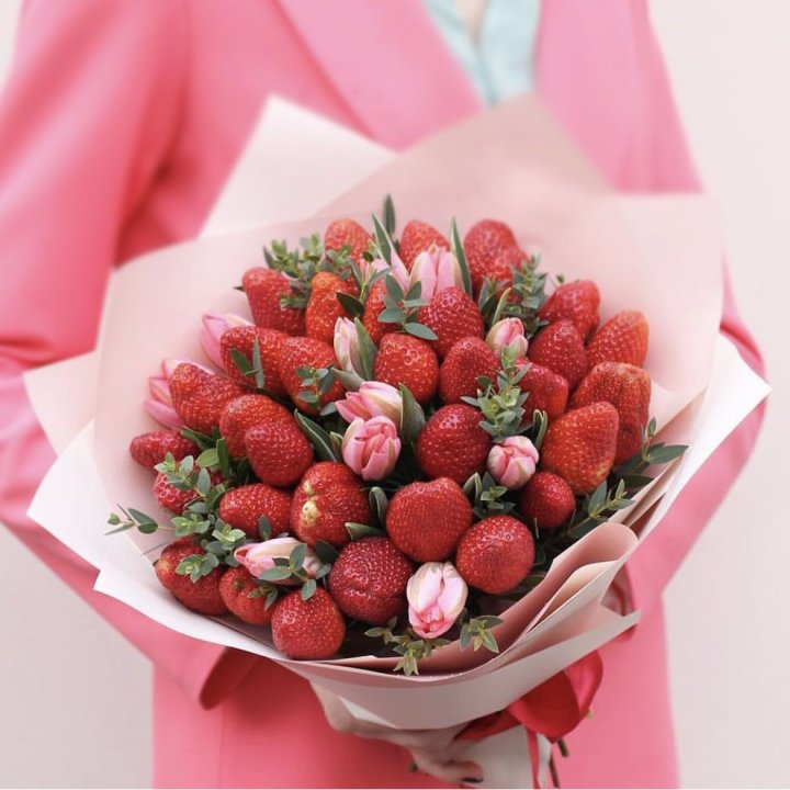 Тюльпаны и клубника в Владикавказе