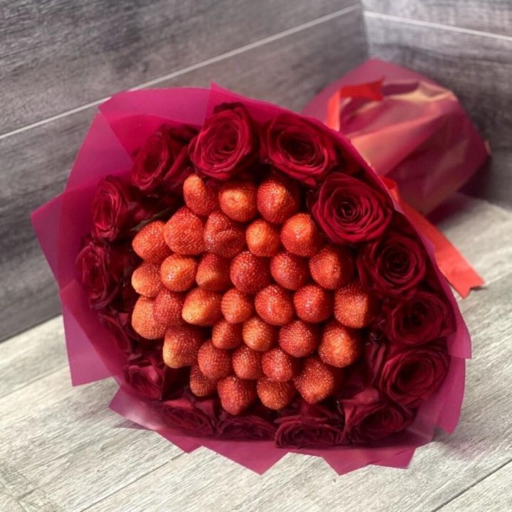 Клубничный букет с розами в Владикавказе