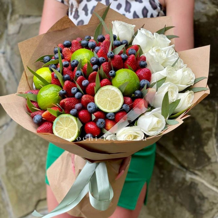 Ягодно-цитрусовый букет с розами в Владикавказе