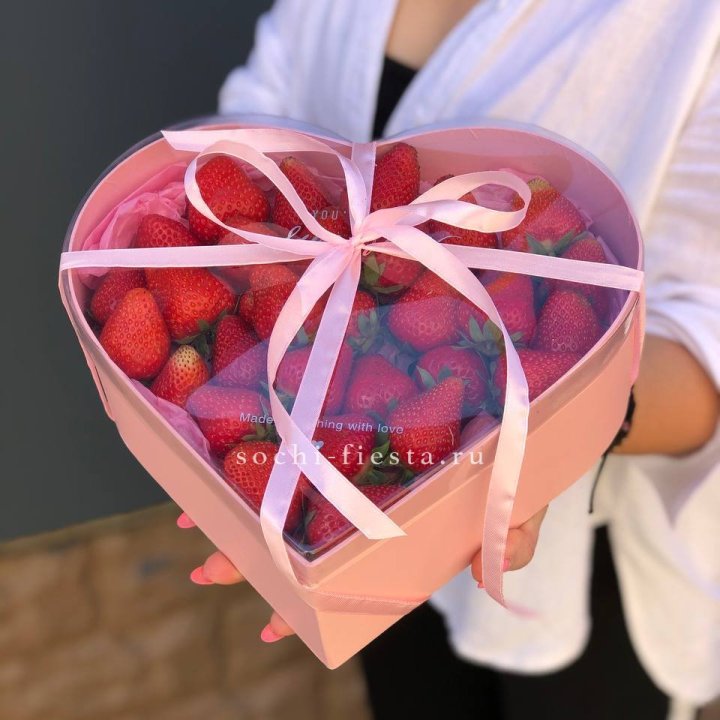 Коробочка сердце  с клубникой в Владикавказе