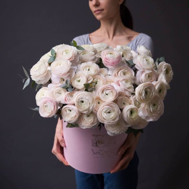 Бокс с ранункулюсами в Владикавказе