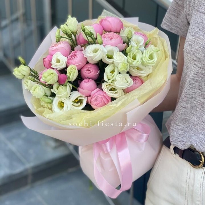 Букет кустовых роз с эустомой в Владикавказе