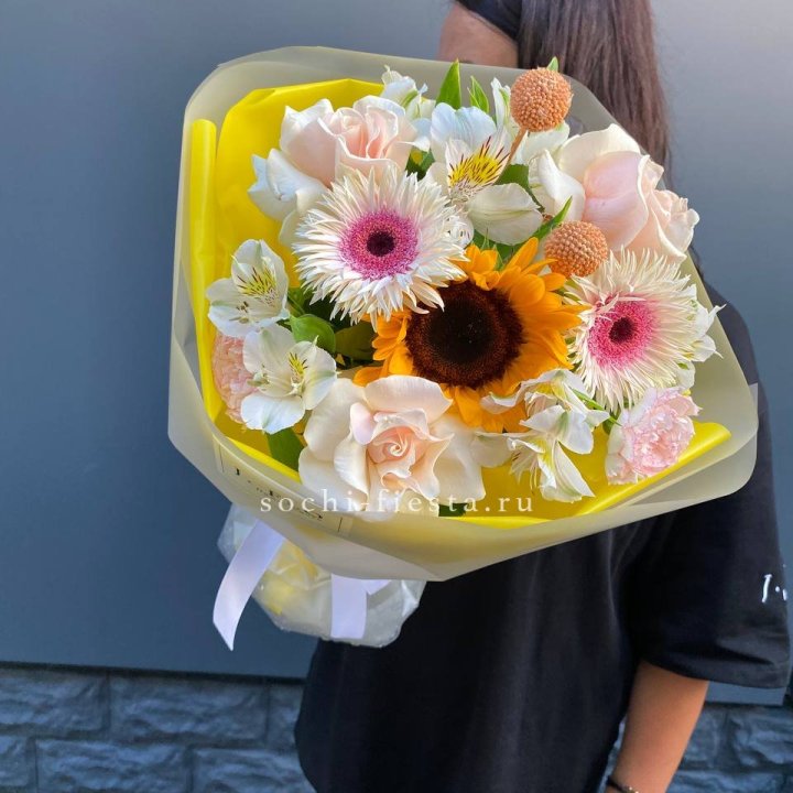 Букет с подсолнухом "Елоу" в Владикавказе