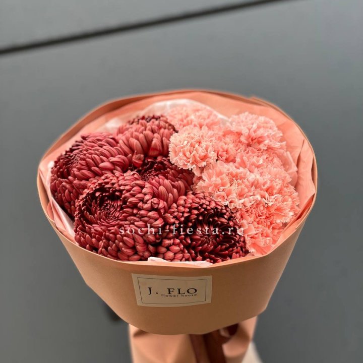 Букет хризантем и диантусов  в Владикавказе