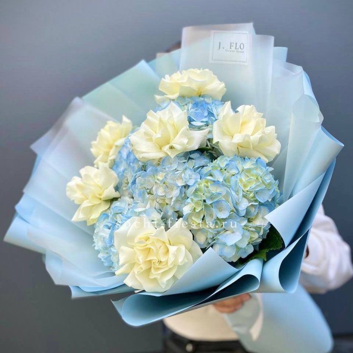  Букет из голубых гортензий и роз  в Владикавказе