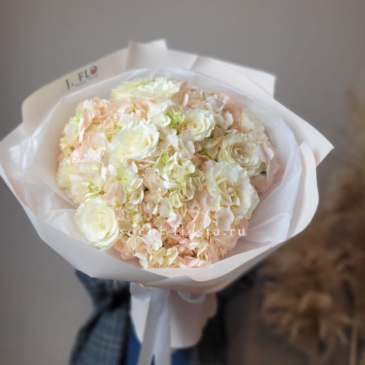  Букет гортензии и роз  в Владикавказе