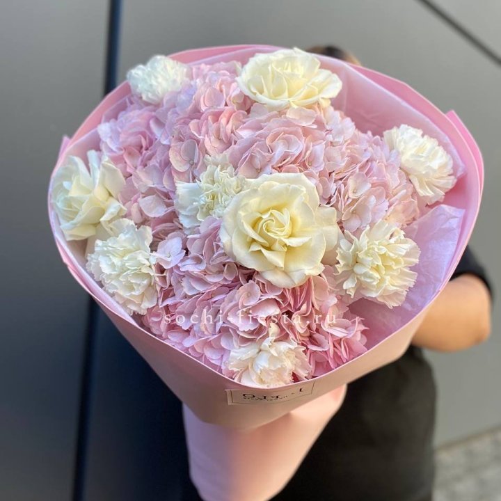  Букет гортензий и роз  в Владикавказе