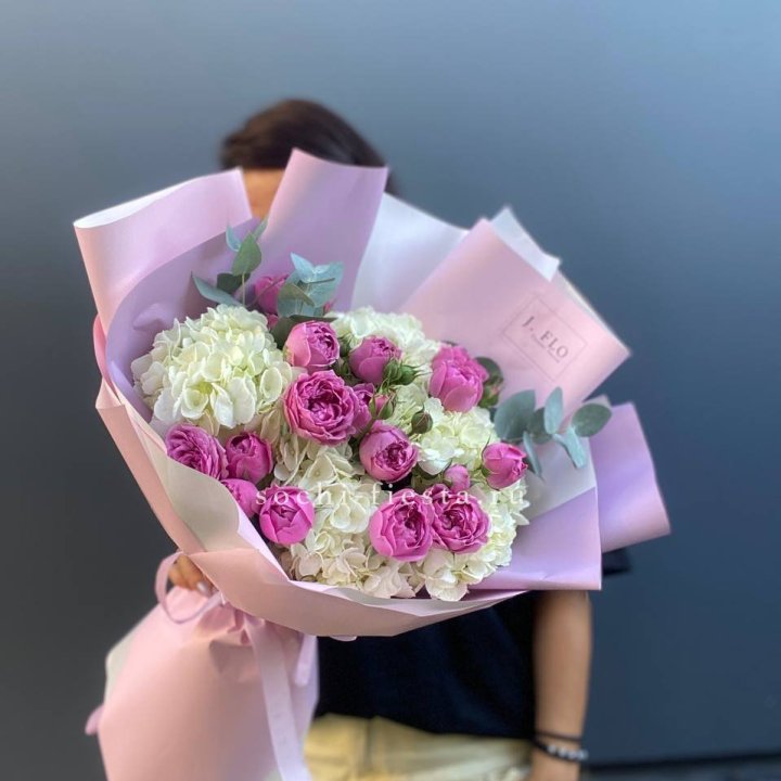 Букет белых гортензий и пионовидных роз  в Владикавказе