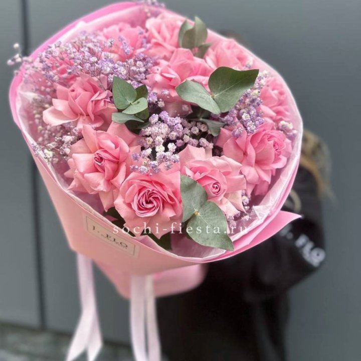 Розовые французские розы с гипсофилой в Владикавказе