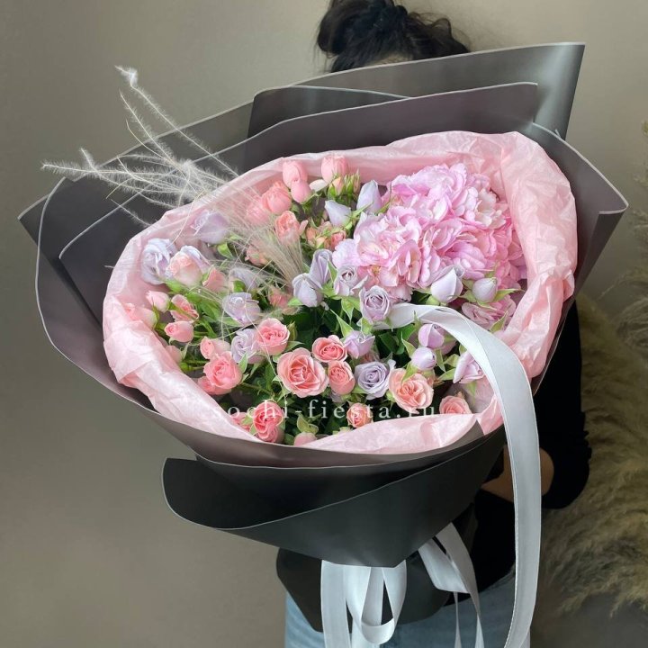  Букет гортензии и роз "Саперави" в Владикавказе