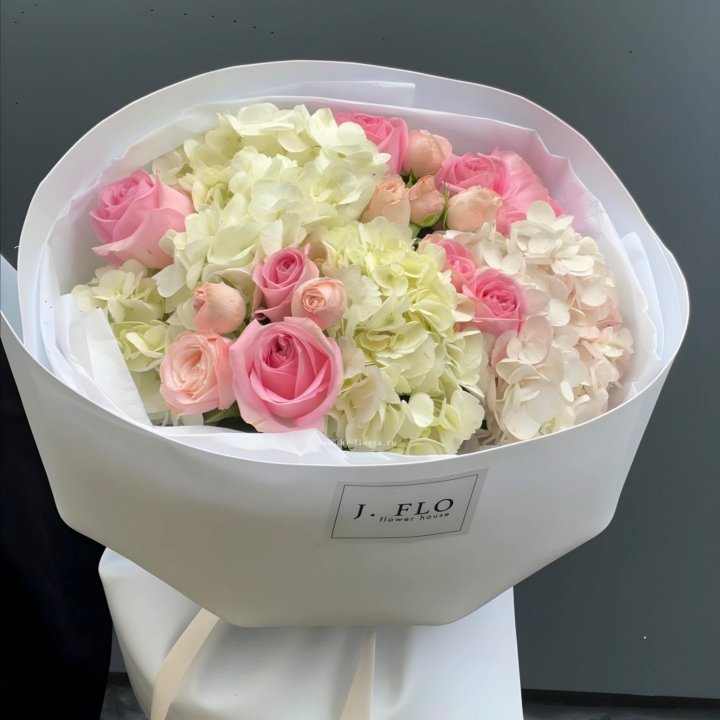  Букет гортензии и роз  "Тиамо" в Владикавказе