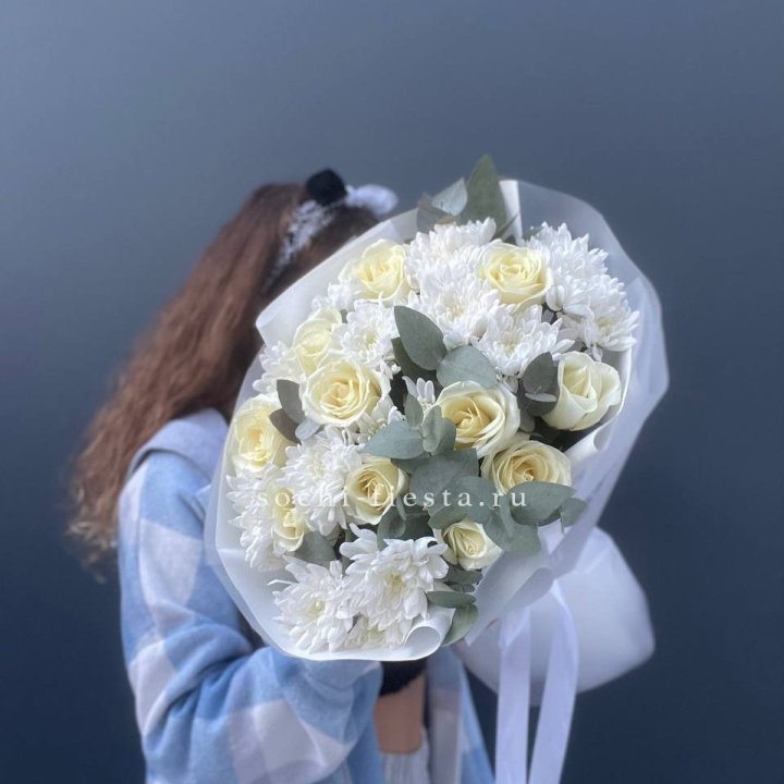  Букет белых роз с хризантемой  в Владикавказе