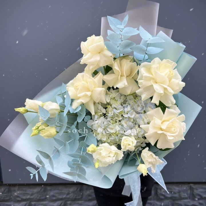 Букет с гортензией и белыми французскими розами в Владикавказе