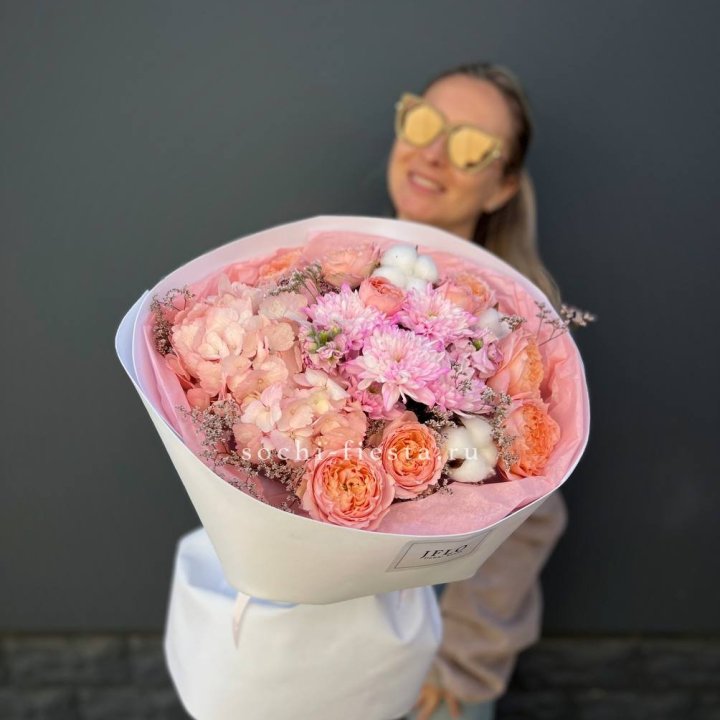 Букет гортензии и кустовых роз  в Владикавказе