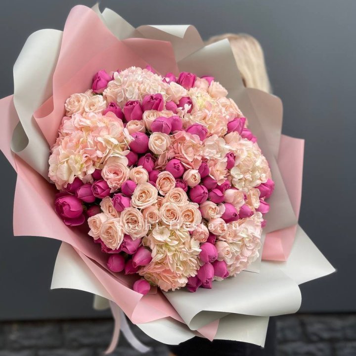 Букет кустовые розы и гортензия в Владикавказе