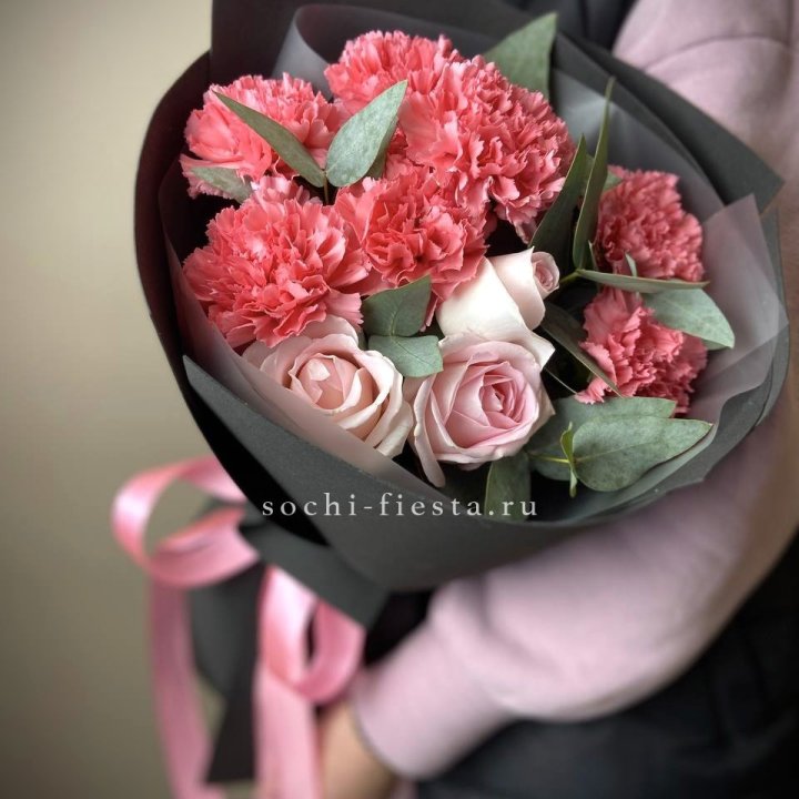 Букет из роз и диантусов "Пенелопа" в Владикавказе