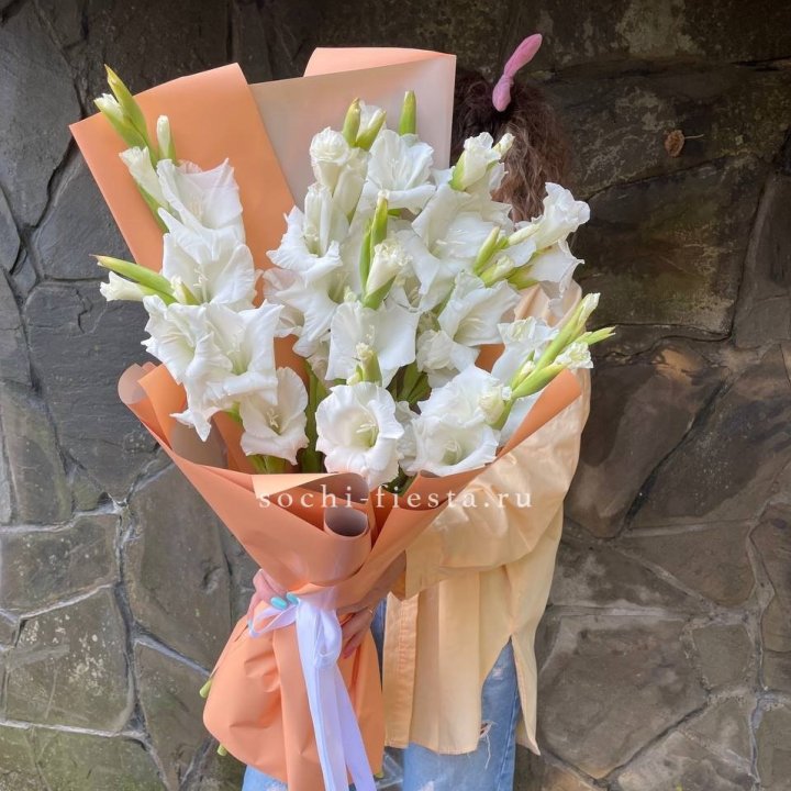 Букет белых гладиолусов  в Владикавказе