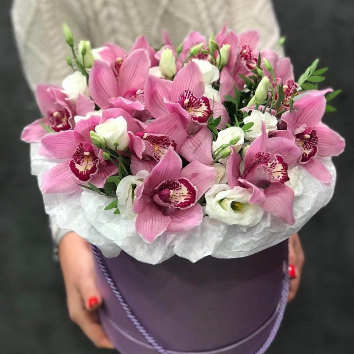 Орхидея и эустома в шляпной коробке в Владикавказе