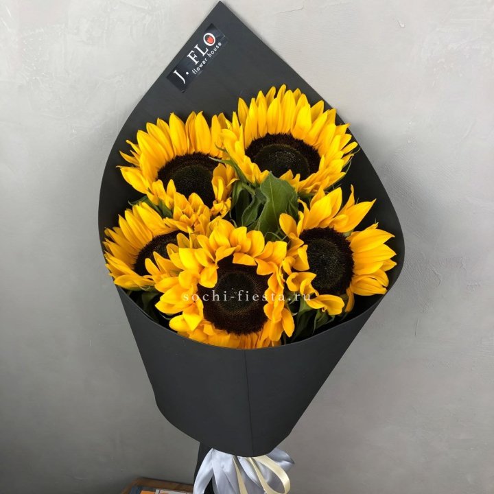 Букет из 5  подсолнухов в Владикавказе