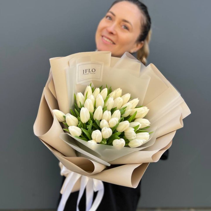 35 белых тюльпанов в Владикавказе