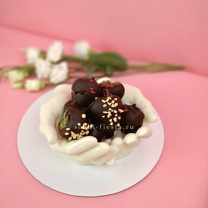 Клубника в шоколаде на шоколадных ладонях  в Владикавказе