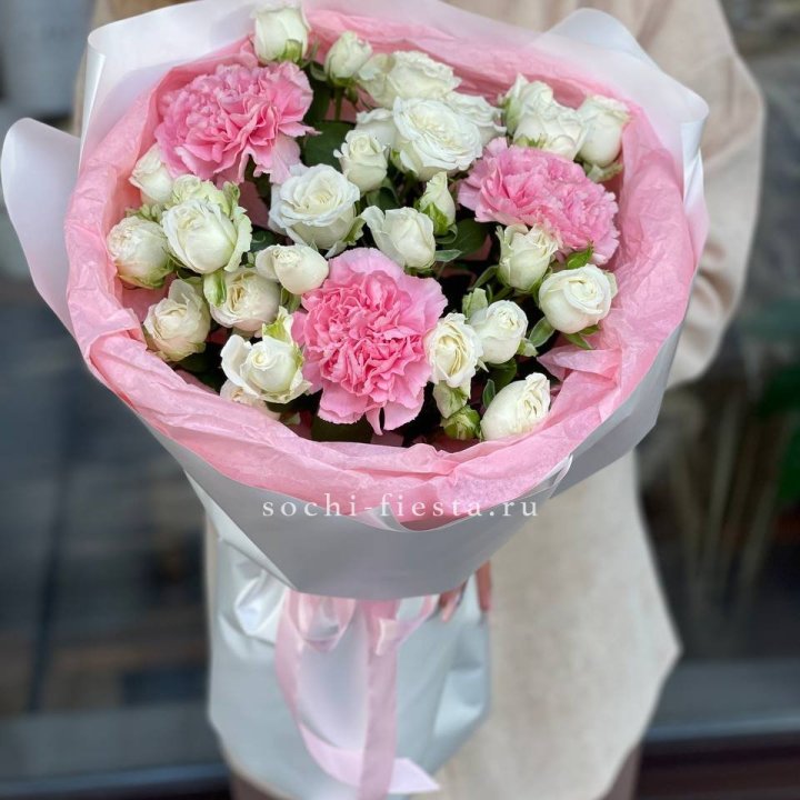 Букет розы с диантусами "Блэш" в Владикавказе