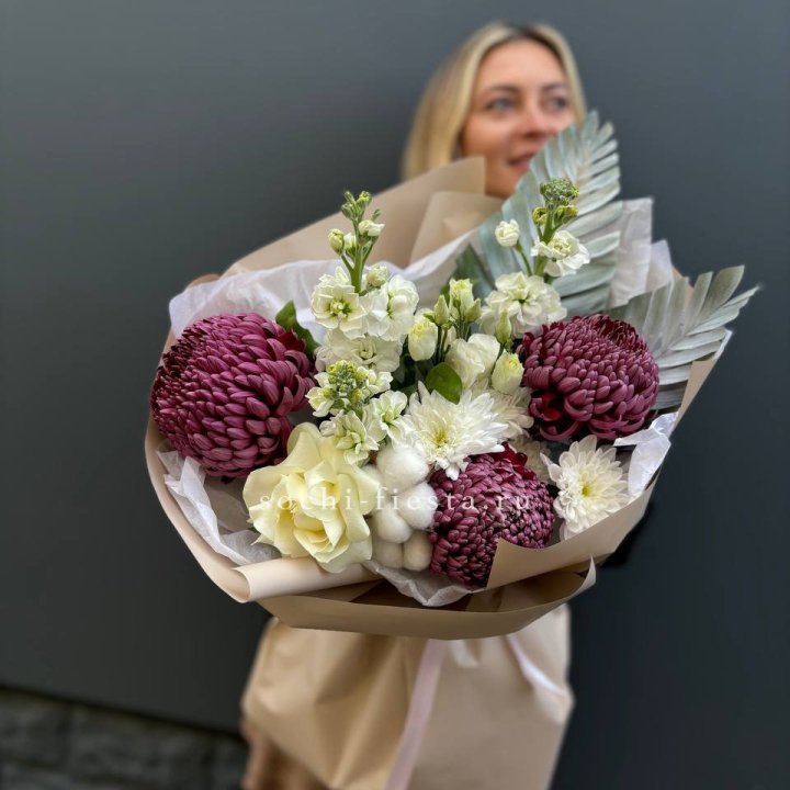 Хризантемы с маттиолой розами эустомой Чика в Владикавказе