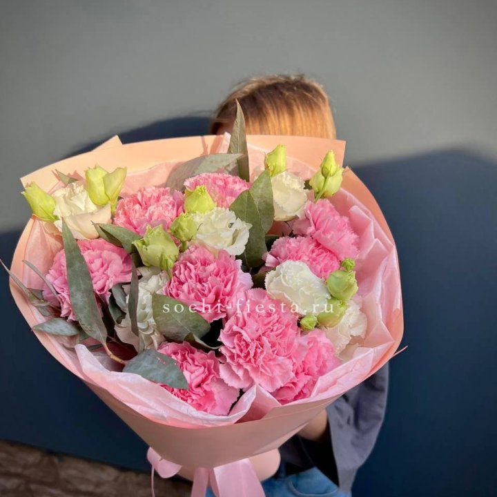 Букет гвоздик и  эустом "Сири" в Владикавказе