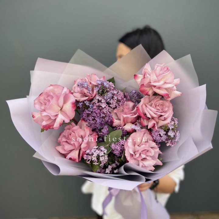 Букет из розовых роз и сирени в Владикавказе