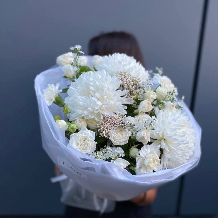 Букет хризантем и роз вайт шотс в Владикавказе