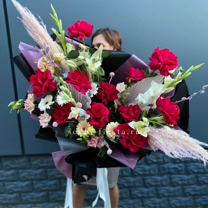 Дизайнерский букет Ред в Владикавказе