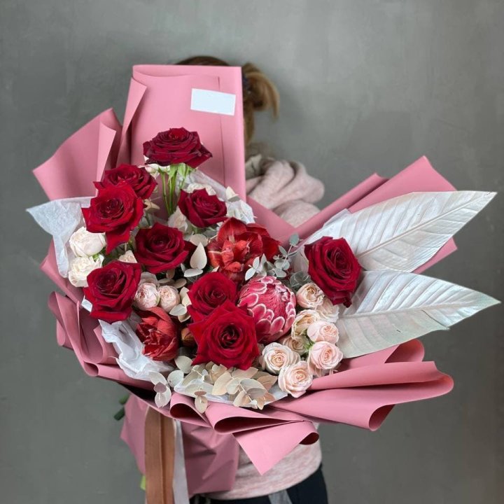 Дизайнерский букет "Ред Вильвет" в Владикавказе