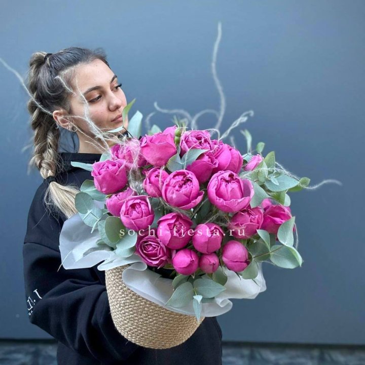 Пионовидные розы  в джутовом кашпо  в Владикавказе