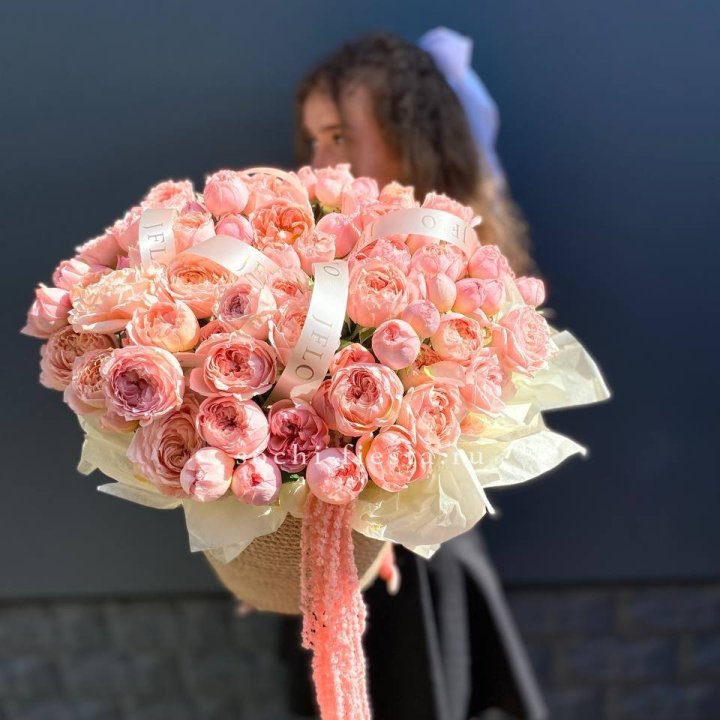 Кустовые розы Джульетта в джутовом кашпо в Владикавказе