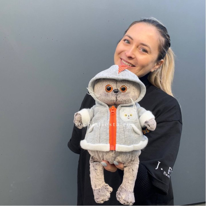 Кот Басик в толстовке в Владикавказе