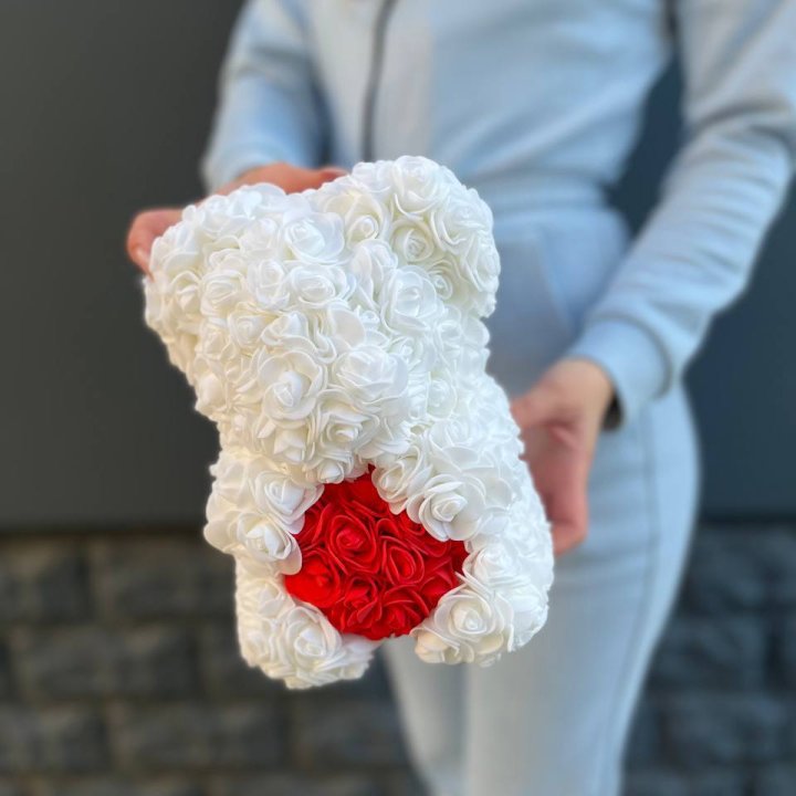 Медведь с красным седцем в Владикавказе