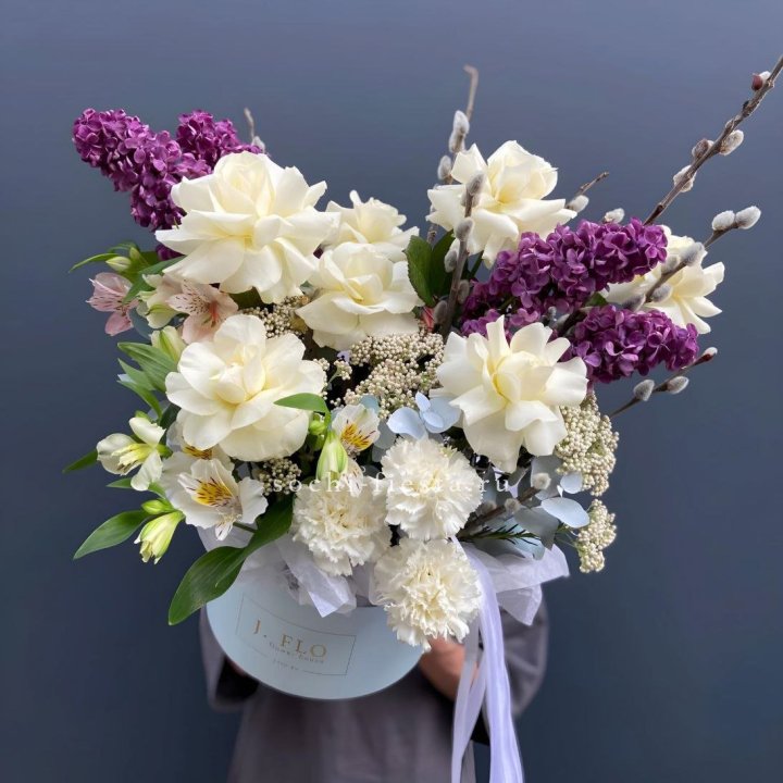 Цветочный бокс Французских роз и Сирени в Владикавказе