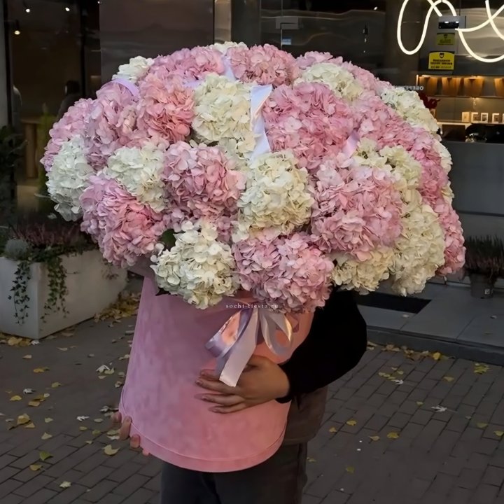 Дизайнерский цилиндр с гортензиями  в Владикавказе