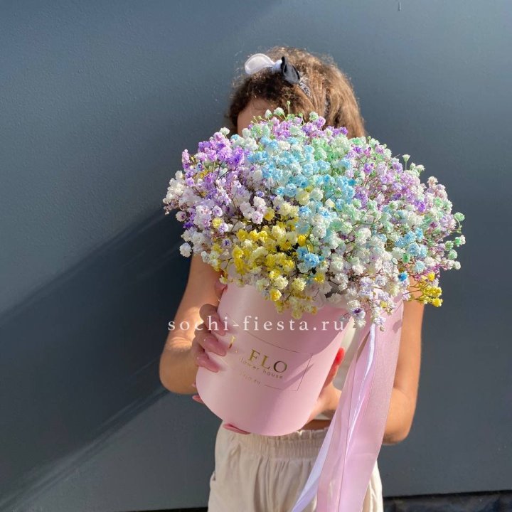 Радужные гипсофилы в шляпной коробке в Владикавказе