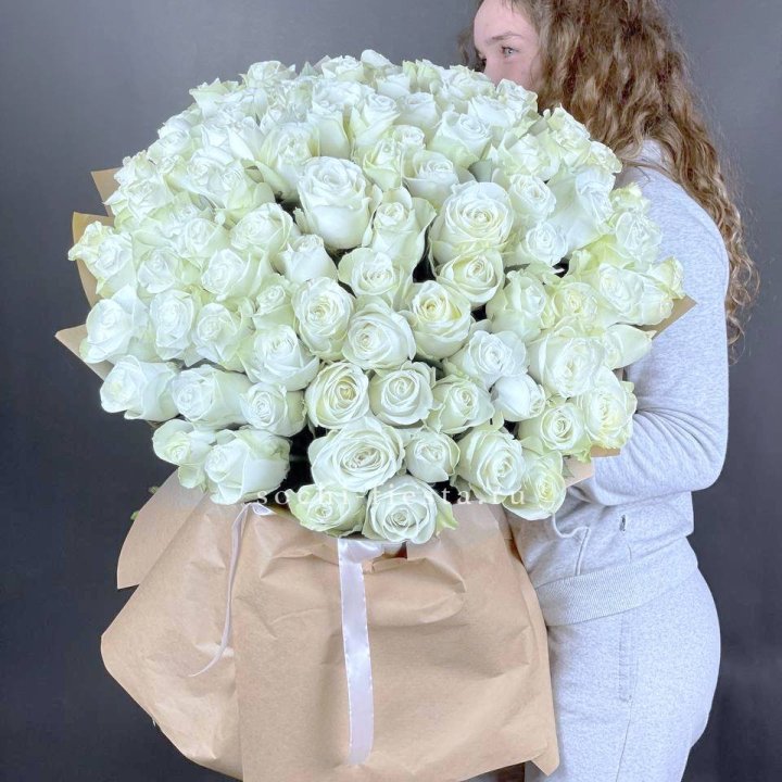 101 белая высокая импортная роза в Владикавказе